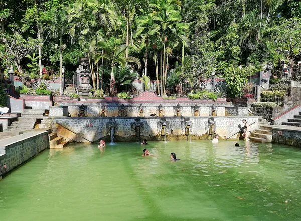 印度尼西亚巴厘Buleleng 2022年6月27日 印度尼西亚巴厘岛Buleleng县Banjar村美丽而著名的自然温泉 每天有许多游客到访 — 图库照片