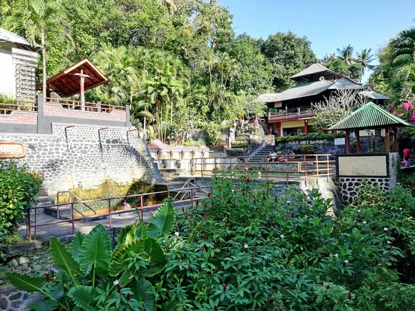 印度尼西亚巴厘Buleleng 2022年6月27日 印度尼西亚巴厘岛Buleleng县Banjar村美丽而著名的自然温泉 每天有许多游客到访 — 图库照片