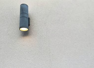 Duvara elektrik ışığı konmuş.