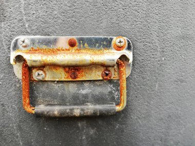 Paslı, eski, yıpranmış anahtar tutucu duvara monte edilmiş.