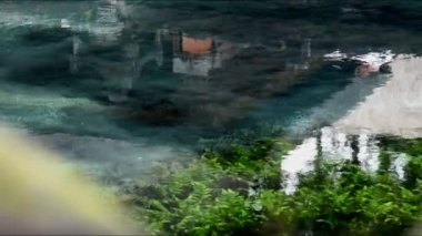 Tampaksiring köyündeki Tiran Boş Tapınağı 'ndaki kutsal şelale, Gianyar naipliği, Bali Endonezya