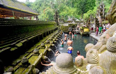 Bali, Endonezya - 15 Temmuz 2022: Tampaksiring köyündeki Tiran Boş Tapınağı, Gianyar naipliği, Bali, Endonezya