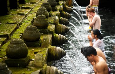Bali, Endonezya - 15 Temmuz 2022: Tampaksiring köyündeki Tiran Boş Tapınağı, Gianyar naipliği, Bali, Endonezya