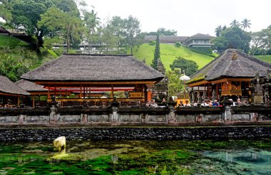 Bali, Endonezya - 15 Temmuz 2022: Tampaksiring köyündeki Tiran Boş Tapınağı, Gianyar naipliği, Bali, Endonezya