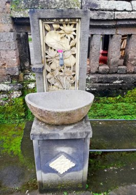 Taştan bir madde tapınağın önüne yerleştirilmiş.