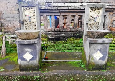 Taştan bir madde tapınağın önüne yerleştirilmiş.