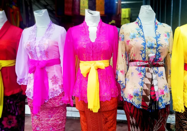 传统的印度尼西亚妇女服装叫 Kebaya 在商店里出售 — 图库照片