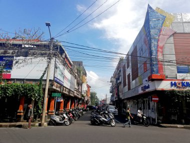 Bali, Endonezya - 20 Temmuz 2022: Endonezya 'nın Tabanan kentinin merkezi, Endonezya' nın Bali naipliği, motosiklet kaçakçılığı ile birlikte.