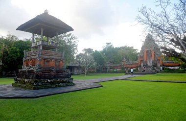 BALI, INDONESIA - 07 Ağustos 2022: Mengwi köyü, Bali Endonezya 'daki Taman Ayun tapınağı. 17. yüzyılda inşa edilen kraliyet tapınağı kadar ünlü ve adada çok ünlü bir turizm beldesi.