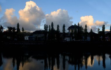 BALI, INDONESIA - 07 Ağustos 2022: Mengwi köyü, Bali Endonezya 'daki Taman Ayun Tapınağı' nda göl. 17. yüzyılda inşa edilen kraliyet tapınağı kadar ünlü ve adada çok ünlü bir turizm merkezi.