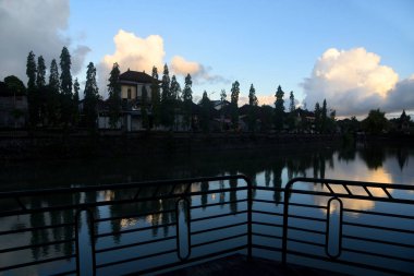 BALI, INDONESIA - 07 Ağustos 2022: Mengwi köyü, Bali Endonezya 'daki Taman Ayun Tapınağı' nda göl. 17. yüzyılda inşa edilen kraliyet tapınağı kadar ünlü ve adada çok ünlü bir turizm merkezi.