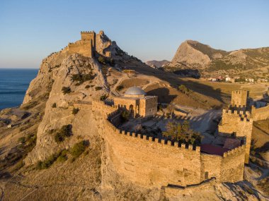 Sudak adlı bir tatil köyündeki antik bir Ceneviz kalesi.