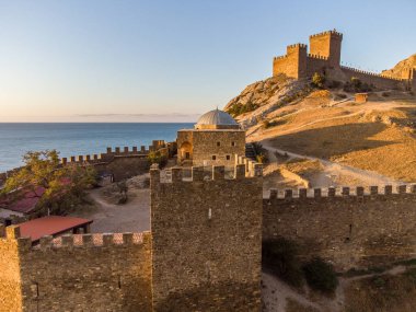 Sudak adlı bir tatil köyündeki antik bir Ceneviz kalesi.