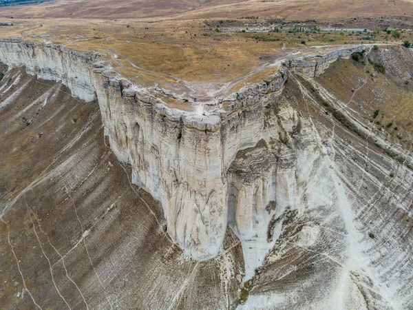 Beyaz kaya - Belogorsk 'a uzak olmayan dik bir duvarı olan kumtaşı bir kaya.