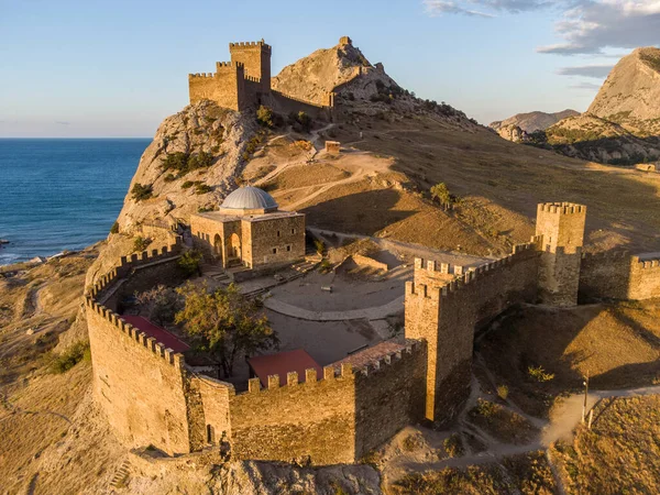 Sudak adlı bir tatil köyündeki antik bir Ceneviz kalesi.