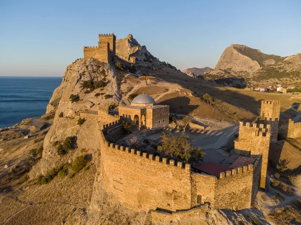 Sudak adlı bir tatil köyündeki antik bir Ceneviz kalesi.