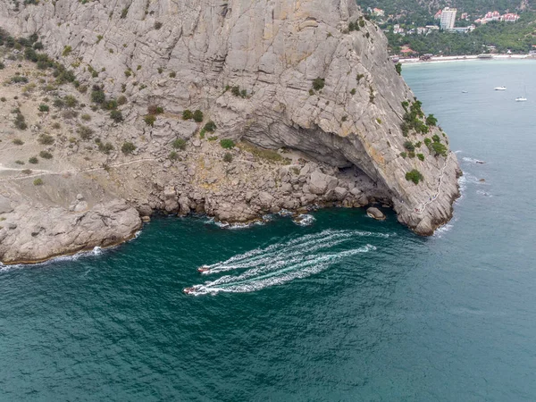 Karadeniz. Kayalar ve tekneler. Cape Kapchik 'te. Bir İHA 'dan hava fotoğrafçılığı.