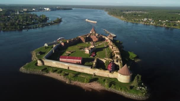 Oreshek Nut 12種類のビデオクリップ ヌート島 ネヴァ川に位置する古代ロシアの要塞の空中ビデオ映像 — ストック動画