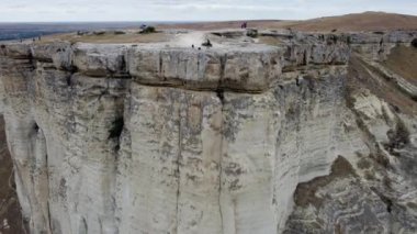 Beyaz kaya. 12. Bölümün 2. Bölümünde. Uçurumdan uzaklık. 300 metre yüksekliğinde dik bir duvarı olan bir ışık kumtaşı kayası.