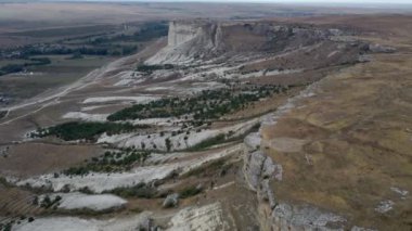Beyaz kaya. 12 bölümden 12 'si, dağın manzarası. 300 metre yüksekliğinde dik bir duvarı olan bir ışık kumtaşı kayası.