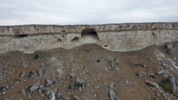 白色的岩石12的第七部分 爬上悬崖 一块有陡峭墙壁的轻质砂岩 高300米 — 图库视频影像