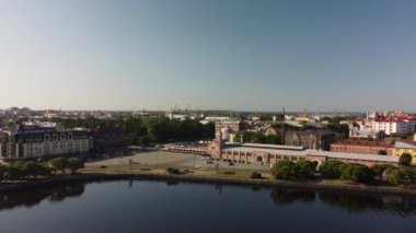 Vyborg Kalesi. 1. hareket set boyunca yanlamasına ilerliyor. Vyborg 'un tarihi merkezi ve St. Olaf kulesi olan Vyborg kalesi. Yaz güneşli bir sabah. Renk notu yok.