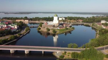 Vyborg Kalesi. 3. direk olarak su üzerinden kaleye hareket. Vyborg 'un tarihi merkezi ve St. Olaf kulesi olan Vyborg kalesi. Yaz güneşli bir sabah. Renk notu yok.