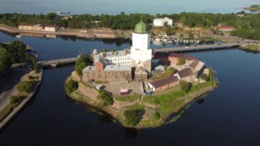 Vyborg Kalesi. Kalenin üzerinde ikinci tur. Vyborg 'un tarihi merkezi ve St. Olaf kulesi olan Vyborg kalesi. Yaz güneşli bir sabah. Renk notu yok.