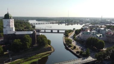 Vyborg kalesi, 9 numara. Yükseklik düşüşü ile doğrudan hareket. Vyborg 'un tarihi merkezi ve St. Olaf kulesi olan Vyborg kalesi. Yaz güneşli bir sabah. Renk notu yok.