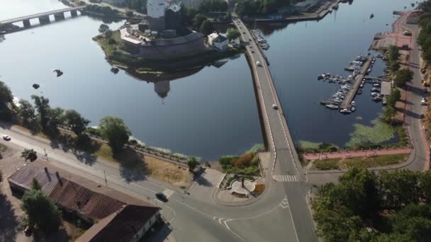 Vyborg Castle 6指挥交通过桥和城堡 维堡的历史中心和与圣奥拉夫塔相连的维堡城堡 夏日阳光明媚的早晨没有颜色分级 — 图库视频影像
