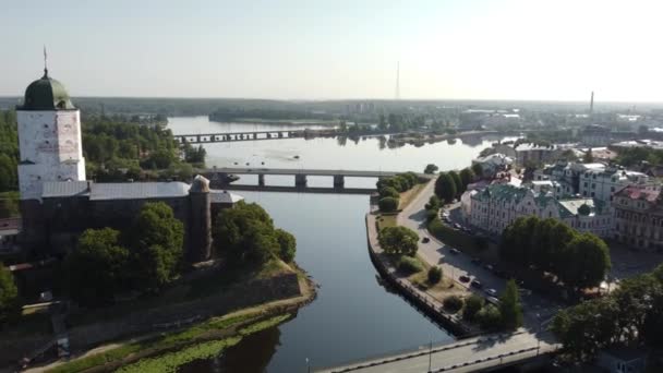 Vyborg Castle 直接运动 高度降低 维堡的历史中心和与圣奥拉夫塔相连的维堡城堡 夏日阳光明媚的早晨没有颜色分级 — 图库视频影像