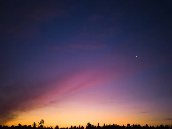 Gün doğumu. Sabah gökyüzünün parlak renkleri.