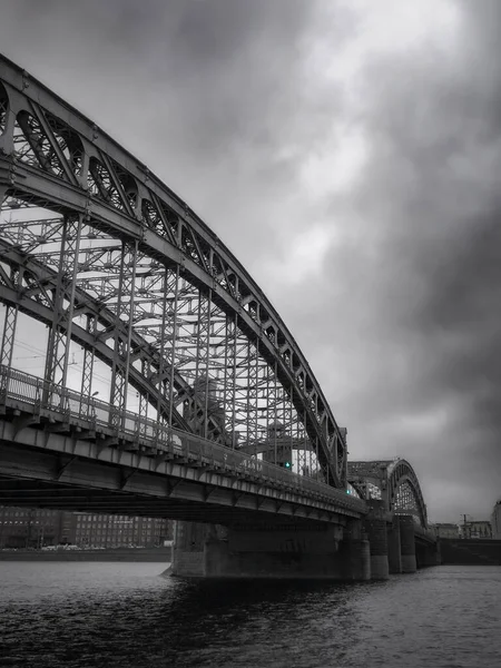 彼得大帝的摇摆桥 Bolsheokhtinsky 圣彼得堡最有趣的桥之一 这座桥的整个结构都是用铆钉建造的 — 图库照片