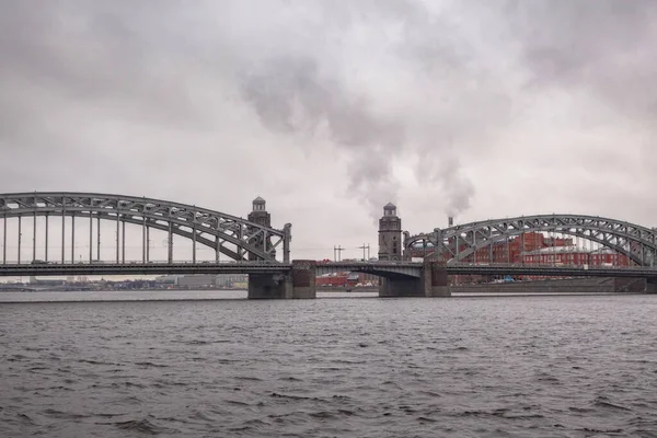 Büyük Peter 'ın salıncak köprüsü (Bolsheokhtinsky) St. Petersburg' daki en ilginç köprülerden biridir. Köprünün tüm yapısı perçinlerle yapıldı..