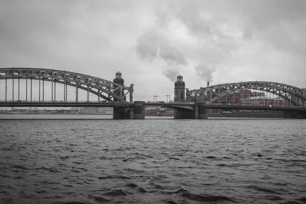 Büyük Peter 'ın salıncak köprüsü (Bolsheokhtinsky) St. Petersburg' daki en ilginç köprülerden biridir. Köprünün tüm yapısı perçinlerle yapıldı..