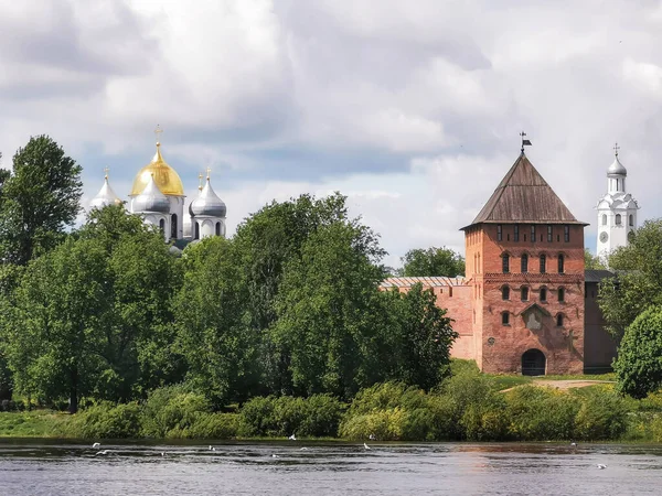 Novgorod Kremlin modern Novgorod 'un merkezidir. Novgorod Kremlin, Volkhov Nehri kıyısında antik bir kaledir..