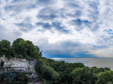 Valaste şelalesinde kayalık uçurum. Uçurum Baltık Denizi kıyısı boyunca uzanır ve muhteşem manzaralar sunar. Ida-Virumaa, Estonya