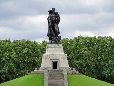 Treptow Parkı. Berlin 'in banliyölerindeki 2. Dünya Savaşı Anıt Parkı' nda ölen Sovyet Savaşları Anıtı