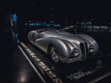 BMW Müzesi, BMW teknolojisinin Munichexcellent sergisi. Eşsizlikler ve modern teknolojiler. Arabalar, motosikletler ve daha fazlası..