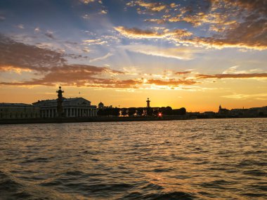 St. Petersburg 'da gün batımı. Neva Nehri' nin ve Vasilievsky Adası 'nın üzerinde güzel bir akşam gökyüzü..