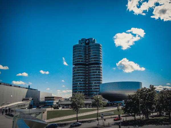 BMW Genel Merkezi Bavyera motor fabrikası BMW tesisi ve müze kompleksinin yüksek binası