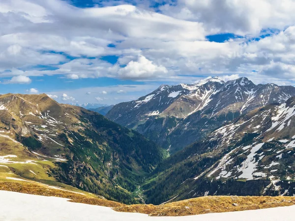 Avusturya Alpleri. Hochtor pasosu. 2500 metre yükseklikteki muhteşem dağ manzaraları. Bu tür manzaralar Alp panoramik yolundan görülebilir.