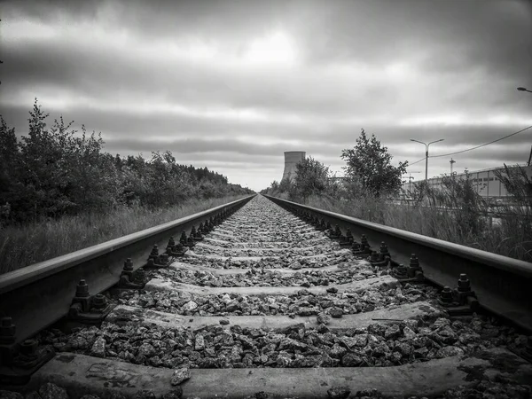 Nükleer santrale giden demiryolu. Barışçıl bir atomun direkt yolu. Karşıt siyah ve beyaz fotoğrafçılık.
