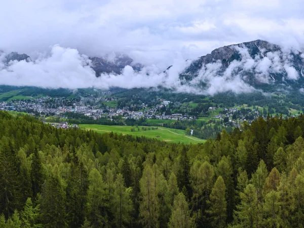 Vallée Cortina Ampezzo Dans Les Alpes Italiennes Cortina Ampezzo Est Images De Stock Libres De Droits