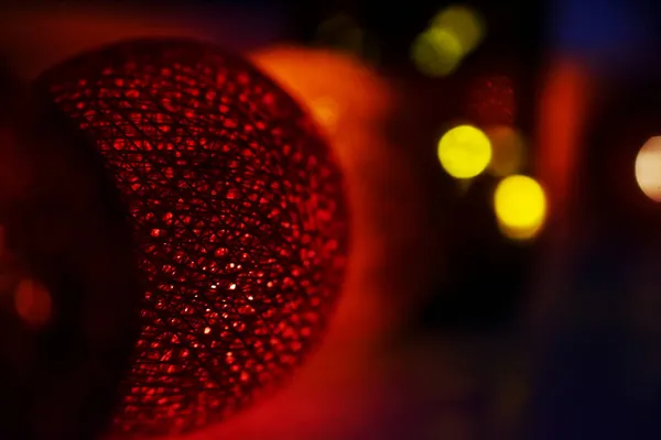 Jouet Sapin Noël Une Boule Rouge Brillante Gros Plan Faible — Photo