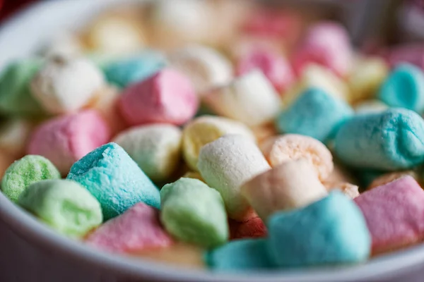 Små Bitar Färgade Marshmallow Närbild Mugg Med Kakao Makro Med — Stockfoto