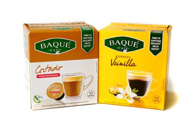 Jurmala, Letonya - 11.30.2021: Baque Coffee - Cortado kafeinsiz, duble espresso ve süt. Dolce gusto için kahve kapsülü kutusu.