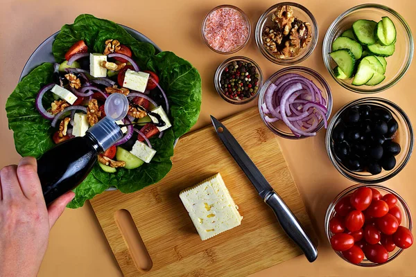 Process Preparing Greek Salad Healthy Food Concept Cook Pours Balsamic — Zdjęcie stockowe