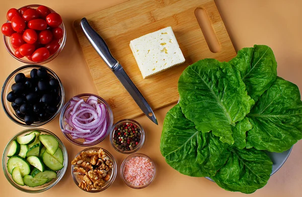 Prato Com Folhas Salada Verde Uma Tábua Corte Com Queijo — Fotografia de Stock