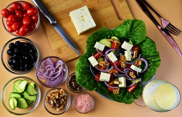 Prato Com Salada Grega Pronta Lado Todos Ingredientes Para Sua — Fotografia de Stock